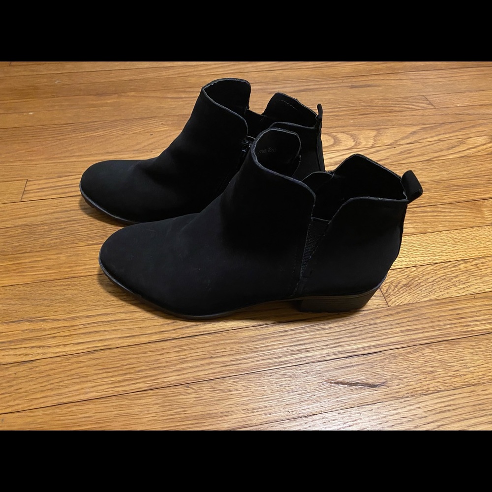 MeToo suede black booties in size 7.